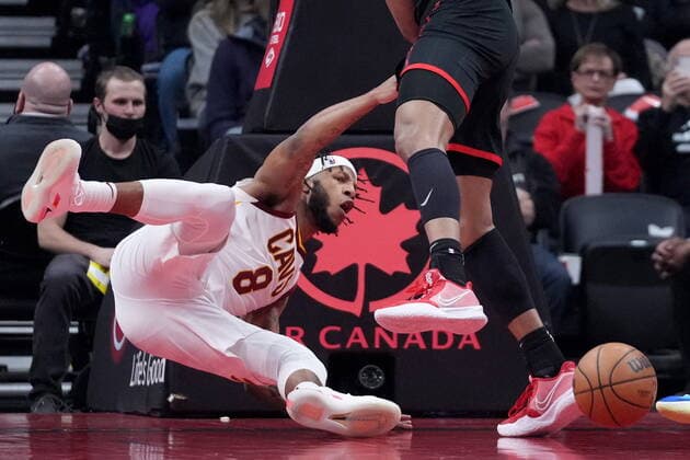 March 24, 2022, TORONTO, ON, CANADA: Cleveland Cavaliers forward Lamar Stevens (8) takes a fall during first half NBA, Basketball Herren, USA basketball action against the Toronto Raptors, in Toronto, Thursday, March 24, 2022. Canada News - March 24, 2022 - ZUMAc35_ 20220324_zaf_c35_174 Copyright: xNathanxDenettex