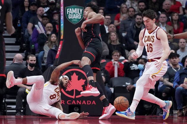 March 24, 2022, TORONTO, ON, CANADA: Toronto Raptors forward Scottie Barnes (4) rejects Cleveland Cavaliers forward Lamar Stevens (8) as teammate Cedi Osman (16) looks on during first half NBA, Basketball Herren, USA basketball action in Toronto, Thursday, March 24, 2022. Canada News - March 24, 2022 - ZUMAc35_ 20220324_zaf_c35_175 Copyright: xNathanxDenettex