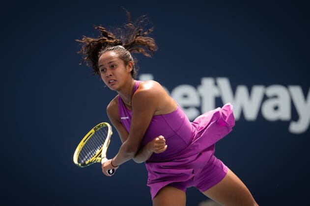 March 24, 2022, MIAMI, FLORIDA, UNITED STATES: Leylah Fernandez of Canada in action during the second round of the 2022 Miami Open WTA, Tennis Damen 1000 tennis tournament against Karolina Muchova of the Czech Republic MIAMI UNITED STATES - ZUMAa181 20220324_zaa_a181_010 Copyright: xRobxPrangex