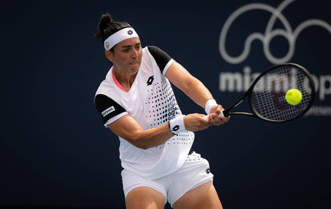 March 24, 2022, MIAMI, FLORIDA, UNITED STATES: Ons Jabeur of Tunisia in action during the second round of the 2022 Miami Open WTA, Tennis Damen 1000 tennis tournament against Magda Linette of Poland MIAMI UNITED STATES - ZUMAa181 20220324_zaa_a181_011 Copyright: xRobxPrangex