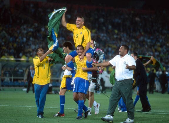 Brazil v Germany 30 June 2002, Yokohama - FIFA World Cup, WM, Weltmeisterschaft, Fussball - Brazil v Germany - Ronaldo balances on the shoulders of Vampeta as Brazil celebrate victory. (photo by Mark Leech) Yokohama Japan *** Brasilien gegen Deutschland 30. Juni 2002, Yokohama FIFA-Weltpokal Brasilien gegen Deutschland Ronaldo balanciert auf den Schultern von Vampeta, während Brasilien den Sieg feiert Foto von Mark Leech Yokohama Japan  Copyright: xMarkxLeechxOffside