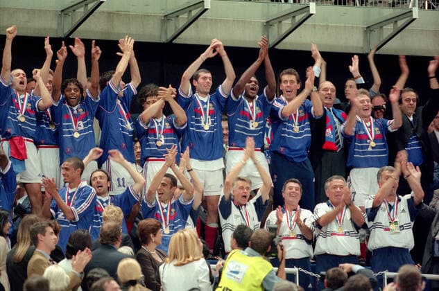 FIFA World Cup, WM, Weltmeisterschaft, Fussball Final Brazil v France 12 July 1998, Paris - FIFA World Cup - Brazil v France - the French players celebrate with their winning medals before receiving the trophy. (photo by Mark Leech) Saint-Denis France *** FIFA-Weltpokalfinale Brasilien gegen Frankreich 12. Juli 1998, Paris FIFA-Weltpokal Brasilien gegen Frankreich die französischen Spieler feiern mit ihren Siegermedaillen vor der Entgegennahme der Trophäe Foto von Mark Leech Saint Denis Frankreich  Copyright: xMarkxLeechxOffside