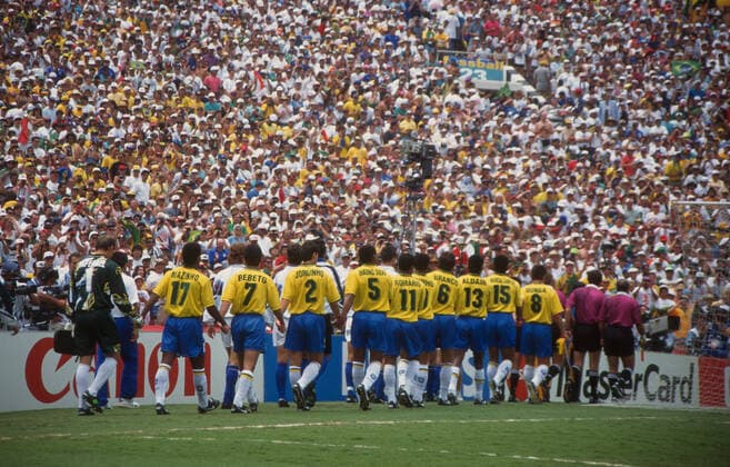 FIFA World Cup, WM, Weltmeisterschaft, Fussball Final 17 July 1994 Pasadena, FIFA World Cup Final, Brazil v Italy - the Brazilian team hold hands as they walk out before the match. (photo by Mark Leech) Los Angeles California USA *** FIFA-Fußballweltmeisterschaftsfinale 17. Juli 1994 Pasadena, FIFA-Fußballweltmeisterschaftsfinale, Brasilien gegen Italien die brasilianische Mannschaft hält sich an den Händen, als sie vor dem Spiel hinausgeht Foto von Mark Leech Los Angeles Kalifornien USA  Copyright: xMarkxLeechxOffside