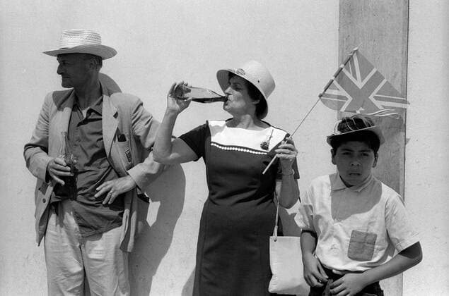FIFA World Cup, WM, Weltmeisterschaft, Fussball Mexico 14 June 1970 Leon, FIFA World Cup 1970 - England v West Germany - English supporters drinking Coca Cola with a Mexican boy alongside - ( photo by Gerry Cranham) Leon Mexico *** FIFA-Weltpokal Mexiko 14. Juni 1970 Leon, FIFA-Weltpokal 1970 England gegen Westdeutschland Englische Fans trinken Coca Cola mit einem mexikanischen Jungen daneben Foto von Gerry Cranham Leon Mexiko  Copyright: xGerryxCranhamxOffside