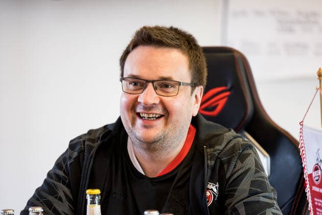 Media round bevestor Virtual Bundesliga 1 FC Koeln 25 03 2022 Peter Petkus Schwab Media round bevestor Virtual Bundesliga 1 FC Koeln eSports Lounge RheinEnergie Stadion, Koeln Copyright: xBEAUTIFULxSPORTS Wunderlx