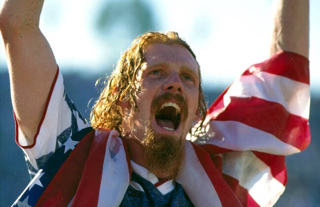 USA v Colombia 22 June 1994 - FIFA World Cup, WM, Weltmeisterschaft, Fussball - USA v Colombia Alexi Lalas celebrates the USA win over Colombia Photo: Mark Leech. Pasadena Rose Bowl USA *** USA gegen Kolumbien 22. Juni 1994 FIFA-Weltpokal USA gegen Kolumbien Alexi Lalas feiert den Sieg der USA über Kolumbien Foto Mark Leech Pasadena Rose Bowl USA  Copyright: xMarkxLeechxOffside