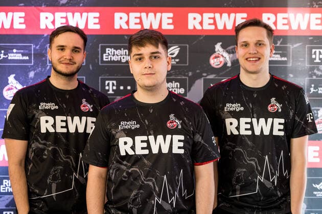 Media round bevestor Virtual Bundesliga 1 FC Koeln 25 03 2022 The team of 1 FC Koeln Tim TheStrxngeR Katnawatos, Denis Denis Mueller, Lukas Idealz Schmandt Coach Media round bevestor Virtual Bundesliga 1 FC Koeln eSports Lounge RheinEnergie Stadion, Koeln Copyright: xBEAUTIFULxSPORTS Wunderlx