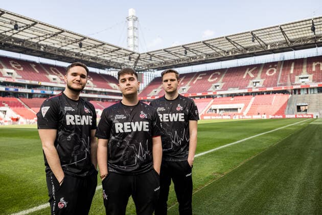 Media round bevestor Virtual Bundesliga 1 FC Koeln 25 03 2022 The team of 1 FC Koeln at RheinEnergie Stadion Tim TheStrxngeR Katnawatos, Denis Denis Mueller, Lukas Idealz Schmandt Coach Media round bevestor Virtual Bundesliga 1 FC Koeln eSports Lounge RheinEnergie Stadion, Koeln Copyright: xBEAUTIFULxSPORTS Wunderlx