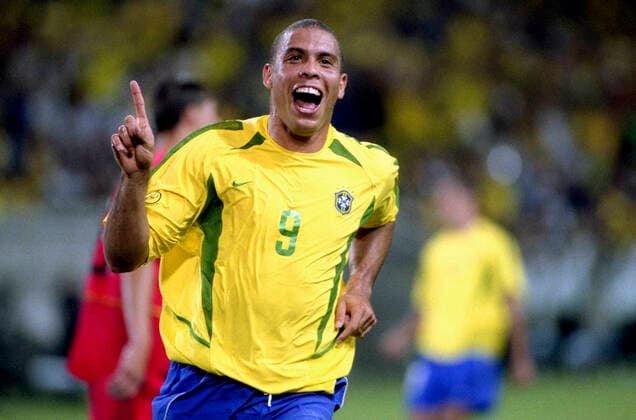 Brazil v Belgium 17 June 2002 Kobe : Brazil v Belgium - FIFA World Cup, WM, Weltmeisterschaft, Fussball : Ronaldo celebrates after scoring a goal for Brazil (photo by Mark Leech) Kobe Japan *** Brasilien gegen Belgien 17. Juni 2002 Kobe Brasilien gegen Belgien FIFA-Weltmeisterschaft Ronaldo feiert nach einem Tor für Brasilien Foto von Mark Leech Kobe Japan  Copyright: xMarkxLeechxOffside