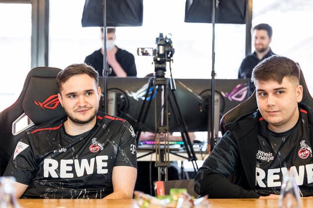 Media Round bevestor Virtual Bundesliga 1 FC Koeln 25 03 2022 In Media Talk Tim TheStrxngeR Katnawatos and Denis Denis Mueller Media Round bevestor Virtual Bundesliga 1 FC Koeln eSports Lounge RheinEnergie Stadion, Koeln Copyright: xBEAUTIFULxSPORTS Wunderlx