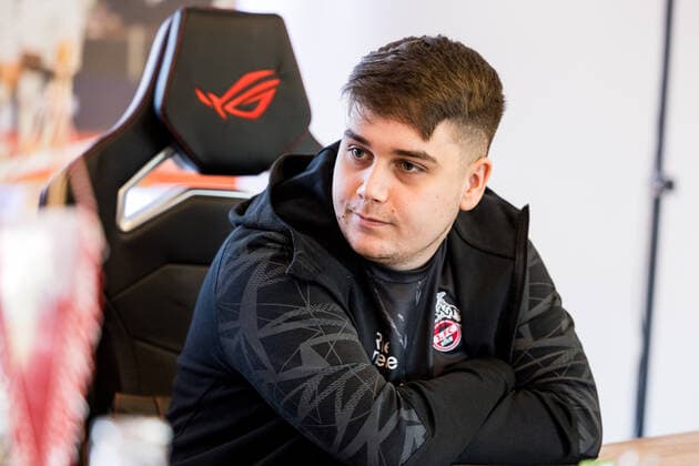 Media round bevestor Virtual Bundesliga 1 FC Koeln 25 03 2022 In the media interview Denis Denis Mueller Media round bevestor Virtual Bundesliga 1 FC Koeln eSports Lounge RheinEnergie Stadion, Koeln Copyright: xBEAUTIFULxSPORTS Wunderlx