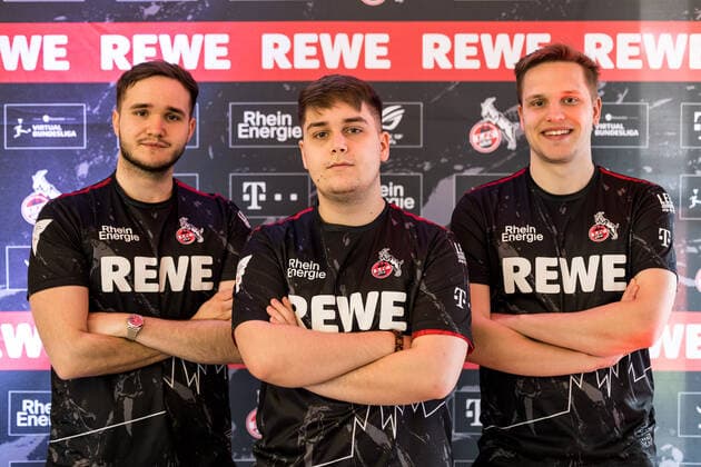 Media round bevestor Virtual Bundesliga 1 FC Koeln 25 03 2022 The team of 1 FC Koeln Tim TheStrxngeR Katnawatos, Denis Denis Mueller, Lukas Idealz Schmandt Coach Media round bevestor Virtual Bundesliga 1 FC Koeln eSports Lounge RheinEnergie Stadion, Koeln Copyright: xBEAUTIFULxSPORTS Wunderlx