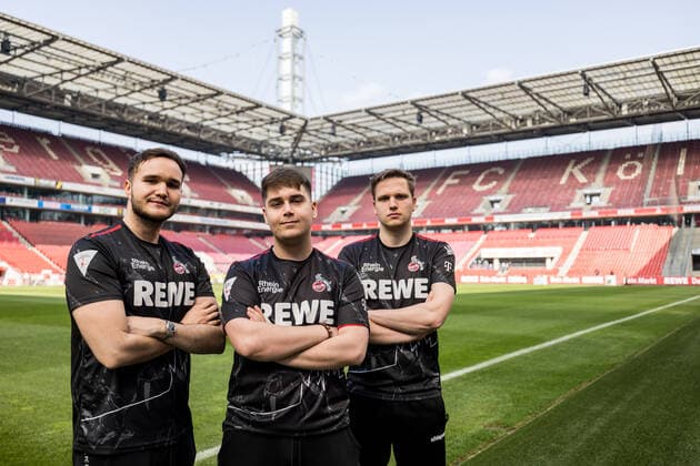 Media round bevestor Virtual Bundesliga 1 FC Koeln 25 03 2022 The team of 1 FC Koeln at RheinEnergie Stadion Tim TheStrxngeR Katnawatos, Denis Denis Mueller, Lukas Idealz Schmandt Coach Media round bevestor Virtual Bundesliga 1 FC Koeln eSports Lounge RheinEnergie Stadion, Koeln Copyright: xBEAUTIFULxSPORTS Wunderlx