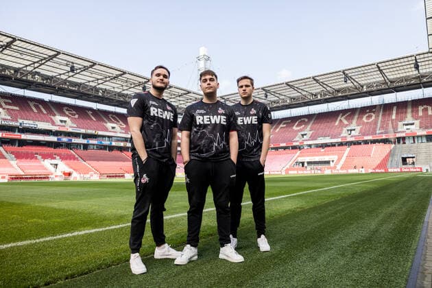 Media round bevestor Virtual Bundesliga 1 FC Koeln 25 03 2022 The team of 1 FC Koeln at RheinEnergie Stadion Tim TheStrxngeR Katnawatos, Denis Denis Mueller, Lukas Idealz Schmandt Coach Media round bevestor Virtual Bundesliga 1 FC Koeln eSports Lounge RheinEnergie Stadion, Koeln Copyright: xBEAUTIFULxSPORTS Wunderlx