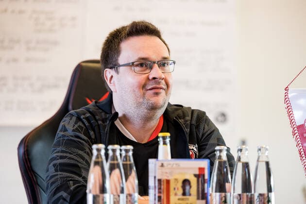 Media round bevestor Virtual Bundesliga 1 FC Koeln 25 03 2022 Peter Petkus Schwab Media round bevestor Virtual Bundesliga 1 FC Koeln eSports Lounge RheinEnergie Stadion, Koeln Copyright: xBEAUTIFULxSPORTS Wunderlx