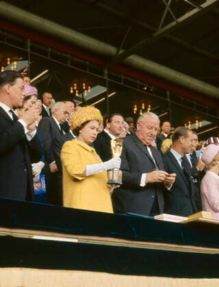 1966 World Cup Final 30 July 1966 FIFA World Cup, WM, Weltmeisterschaft, Fussball Final England v West Germany; Her Majesty Queen Elizabeth holds the Jules Rimet Trophy alongside Sir Stanley Rous. Photo: Gerry Cranham Wembley London UK *** Endspiel der Fußballweltmeisterschaft 1966 30. Juli 1966 Endspiel der FIFA-Weltmeisterschaft England gegen Westdeutschland Ihre Majestät Königin Elizabeth hält die Jules-Rimet-Trophäe neben Sir Stanley Rous Foto Gerry Cranham Wembley London UK  Copyright: xGerryxCranhamxOffside cran