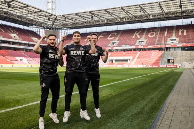 Media round bevestor Virtual Bundesliga 1 FC Koeln 25 03 2022 The team of 1 FC Koeln at RheinEnergie Stadion Tim TheStrxngeR Katnawatos, Denis Denis Mueller, Lukas Idealz Schmandt Coach Media round bevestor Virtual Bundesliga 1 FC Koeln eSports Lounge RheinEnergie Stadion, Koeln Copyright: xBEAUTIFULxSPORTS Wunderlx