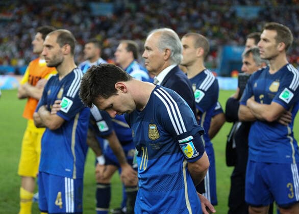 Football - 2014 FIFA World Cup, WM, Weltmeisterschaft, Fussball - Final - Germany v Argentina 13 July 2014 - FIFA World Cup - Final - Germany v Argentina - A dejected Lionel Messi of Argentina - Photo: Marc Atkins Offside. Rio de Janeiro Brazil *** Fußball Finale der FIFA Fussball-Weltmeisterschaft 2014 Deutschland gegen Argentinien 13. Juli 2014 Finale der FIFA Fussball-Weltmeisterschaft Deutschland gegen Argentinien Ein niedergeschlagener Lionel Messi aus Argentinien Foto Marc Atkins Abseits Rio de Janeiro Brasilien  Copyright: xMarcxAtkinsxOffside