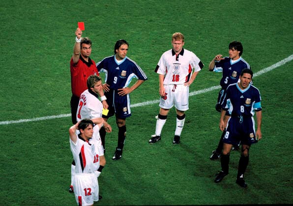 FIFA World Cup, WM, Weltmeisterschaft, Fussball 1998 30 June 1998 Fifa World Cup - England v Argentina - Referee Kim Milton Nielsen shows the red card to David Beckham as Paul Scholes(16) looks accusingly at Argentinian captain Diego Simeone (8) who was involved in the incident - Gary Neville (12) Gabriel Batistuta (9) and Matias Almeyda (5). Photo: Mark Leech St. Etienne France *** Fußball-Weltmeisterschaft 1998 30. Juni 1998 Fußball-Weltmeisterschaft England gegen Argentinien Schiedsrichter Kim Milton Nielsen zeigt David Beckham die Rote Karte, während Paul Scholes 16 den argentinischen Kapitän Diego Simeone 8 anklagend ansieht, der in den Vorfall verwickelt war Gary Neville 12 Gabriel Batistuta 9 und Matias Almeyda 5 Foto Mark Leech St Etienne Frankreich  Copyright: xMarkxLeechxOffside al
