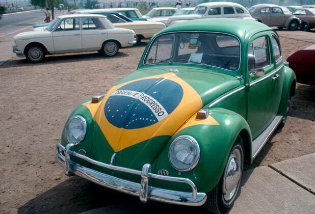 1970 FIFA World Cup, WM, Weltmeisterschaft, Fussball 31 5 1970 Football World Cup 1970. A VW beetle painted in the colours of the Brazilian flag. Photo: Gerry Cranham Offside Mexico *** Fußball-Weltmeisterschaft 1970 31 5 Fußball-Weltmeisterschaft 1970 Ein in den Farben der brasilianischen Flagge lackierter VW-Käfer Foto Gerry Cranham Abseits Mexiko  Copyright: xGerryxCranhamxOffside al
