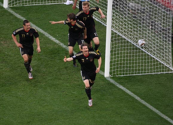 Argentina v Germany 03 07 2010 World Cup . Argentina v Germany. Arne FRiedrich (3) celebrates after scoring the 3rd German goal. Photo: Mark Leech. Cape Town Western Cape South Africa *** Argentinien gegen Deutschland 03 07 2010 Weltmeisterschaft Argentinien gegen Deutschland Arne FRiedrich 3 jubelt nach dem 3. deutschen Tor Foto Mark Leech Kapstadt Westkap Südafrika  Copyright: xMarkxLeechxOffside al