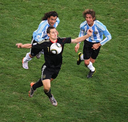 Argentina v Germany 03 07 2010 World Cup . Argentina v Germany. Miroslav Klose controls the ball on his chest watched by the wide eyed Carlos Tevez and Gabriel Heinze. Photo: Mark Leech. Cape Town Western Cape South Africa *** Argentinien gegen Deutschland 03 07 2010 Weltmeisterschaft Argentinien gegen Deutschland Miroslav Klose kontrolliert den Ball auf seiner Brust, beobachtet von den großäugigen Carlos Tevez und Gabriel Heinze Foto Mark Leech Kapstadt Westkap Südafrika  Copyright: xMarkxLeechxOffside al
