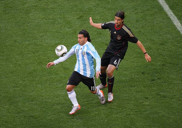 Argentina v Germany 03 07 2010 World Cup . Argentina v Germany. Carlos Tevez is closely watched by Sami Khedira. Photo: Mark Leech. Cape Town Western Cape South Africa *** Argentinien gegen Deutschland 03 07 2010 Weltmeisterschaft Argentinien gegen Deutschland Carlos Tevez wird von Sami Khedira genau beobachtet Foto Mark Leech Kapstadt Westkap Südafrika  Copyright: xMarkxLeechxOffside al