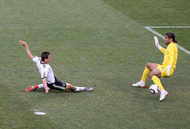 FIFA World Cup, WM, Weltmeisterschaft, Fussball 2010 27 06 2010 World Cup. Germany v England. Miroslav Klose scores a goal for Germany. Photo: Mark Leech. Bloemfontein Free State South Africa *** Fußball-Weltmeisterschaft 2010 27.06.2010 Weltmeisterschaft Deutschland gegen England Miroslav Klose schießt ein Tor für Deutschland Foto Mark Leech Bloemfontein Free State South Africa  Copyright: xMarkxLeechxOffside al