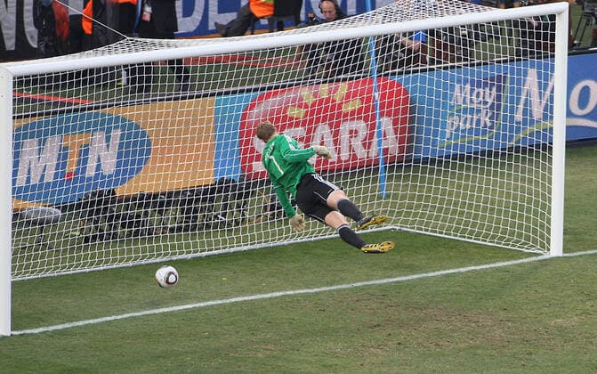 FIFA World Cup, WM, Weltmeisterschaft, Fussball 2010 27 06 2010 World Cup. Germany v England. Manuel Neuer dives to see a shot from Frank Lampard rebound off the crossbar and behind the goal line but no goal was given. Photo: Mark Leech. Bloemfontein Free State South Africa *** Fifa World Cup 2010 27.06.2010 Weltmeisterschaft Deutschland gegen England Manuel Neuer taucht ab, um einen Schuss von Frank Lampard von der Latte hinter die Torlinie abprallen zu lassen, doch das Tor wurde nicht gegeben Foto Mark Leech Bloemfontein Free State South Africa  Copyright: xMarkxLeechxOffside al