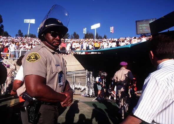 FIFA World Cup, WM, Weltmeisterschaft, Fussball 1994 18 6 1994 Los Angeles - World Cup - Romania v Colombia - LA County Sheriff protects the players tunnel. Photo: Mark Leech Offside. Los Angeles USA *** Fifa World Cup 1994 18 6 1994 Los Angeles World Cup Rumänien gegen Kolumbien LA County Sheriff schützt den Spielertunnel Foto Mark Leech Abseits Los Angeles USA  Copyright: xMarkxLeechxOffside al