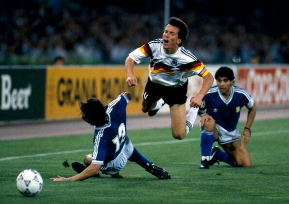 FIFA World Cup, WM, Weltmeisterschaft, Fussball Final 1990 8 7 1990 Football World Cup 1990. West Germany v Argentina. Lothar Matthaus is tackled by Nestor Lorenzo, watched by Maradona. Photo: Mark Leech Offside Rome Italy *** Finale der Fußballweltmeisterschaft 1990 8 7 1990 Fußballweltmeisterschaft 1990 Westdeutschland gegen Argentinien Lothar Matthäus wird von Nestor Lorenzo angegriffen, beobachtet von Maradona Foto Mark Leech Abseits Rom Italien  Copyright: xMarkxLeechxOffside al