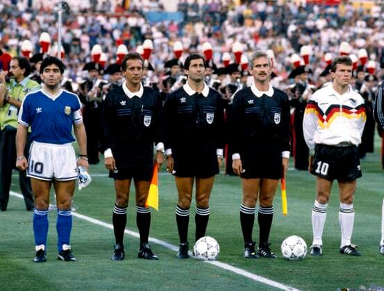 FIFA World Cup, WM, Weltmeisterschaft, Fussball 1990 8 7 1990 Football World Cup 1990. West Germany v Argentina. Diego Maradona and Lother Matthaus line up either side of the match officials. Photo: Mark Leech Offside Rome Italy *** Fußball-Weltmeisterschaft 1990 8 7 1990 Fußball-Weltmeisterschaft 1990 Westdeutschland gegen Argentinien Diego Maradona und Lother Matthäus stellen sich auf beiden Seiten der Spielleitung auf Foto Mark Leech Abseits Rom Italien  Copyright: xMarkxLeechxOffside al