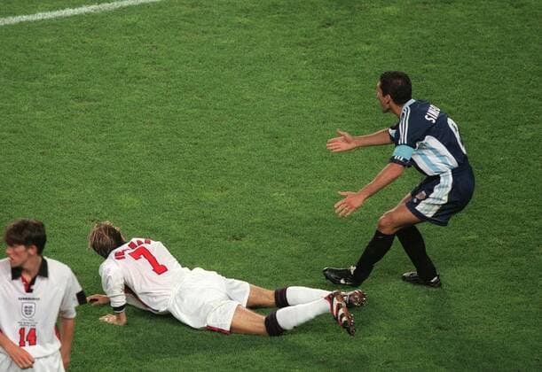 FIFA World Cup, WM, Weltmeisterschaft, Fussball 1998 France 30 June 1998 - World Cup round of sixteen - Argentina v England - David Beckham aims a kick at Diego Simeone.30 June 1998 - World Cup round of sixteen - Argentina v England - Photo: Mark Leech St. Etienne France *** Fußball-Weltmeisterschaft 1998 Frankreich 30. Juni 1998 Achtelfinale der Weltmeisterschaft Argentinien gegen England David Beckham schießt Diego Simeone an 30. Juni 1998 Achtelfinale der Weltmeisterschaft Argentinien gegen England Foto Mark Leech St. Etienne Frankreich  Copyright: xMarkxLeechxOffside al