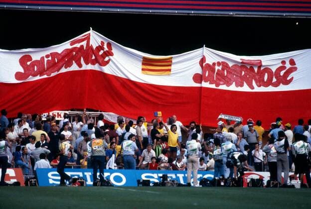 FIFA World Cup, WM, Weltmeisterschaft, Fussball 1982 4 7 1982 World Cup 1982. Spain. USSR v Poland. Solidarity supporters stand in front of their large flag. Photo: Mark Leech Offside Barcelona Spain *** FIFA Fußball-Weltmeisterschaft 1982 4 7 Fußball-Weltmeisterschaft 1982 Spanien UdSSR gegen Polen Solidarnosc-Anhänger stehen vor ihrer großen Fahne Foto Mark Leech Abseits Barcelona Spanien  Copyright: xMarkxLeechxOffside al