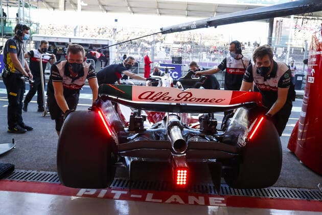 77 BOTTAS Valtteri (fin), Alfa Romeo F1 Team ORLEN C42, garage, box during the Formula 1 STC Saudi Arabian Grand Prix 2022, 2nd round of the 2022 FIA Formula One World Championship, WM, Weltmeisterschaft on the Jeddah Corniche Circuit, from March 25 to 27, 2022 in Jeddah, Saudi Arabia - F1 - SAUDI ARABIAN GRAND PRIX 2022 DPPI Panoramic  00122006__V2_0029.JPG_