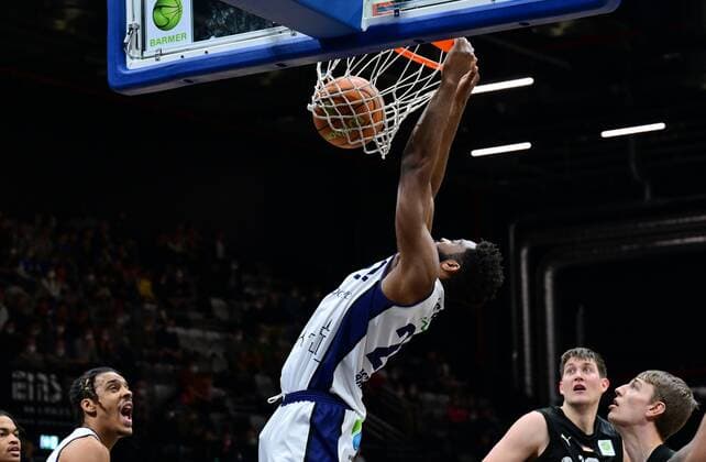 19 03 2022 basketball season 2021 2022 2 Bundesliga Pro A 31 matchday Nürnberg Falcons Basketball Club NBC Eisbären Bremerhaven Daniel Ray Laster 22, Eisbären Bremerhaven Dunking Dunk