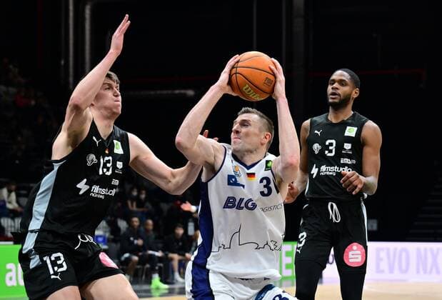 19 03 2022 Basketball Season 2021 2022 2 Bundesliga Pro A 31 Matchday Nürnberg Falcons Basketball Club NBC Eisbären Bremerhaven Jonathan Maier 13, Nürnberg Falcons BC NBC Robert Oehle 31, Eisbären Bremerhaven