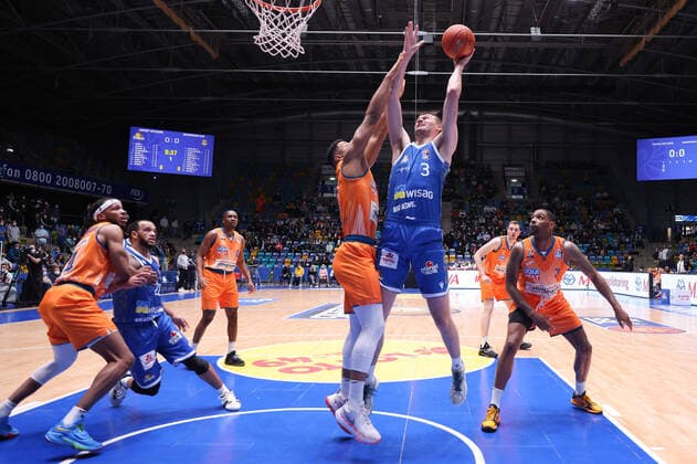 Fraport Skyliners ratiopharm Ulm, easyCredit BBL Matt Haarms Fraport Skyliners, 3 rises high to the basket, Karim Jallow Ulm, 35 defends easyCredit BBL basketball match between Fraport Skyliners and ratiopharm Ulm on 25 March 2022 at the Ballsporthalle in Frankfurt am Main , Frankfurt am Main Hesse Germany Ballsporthalle