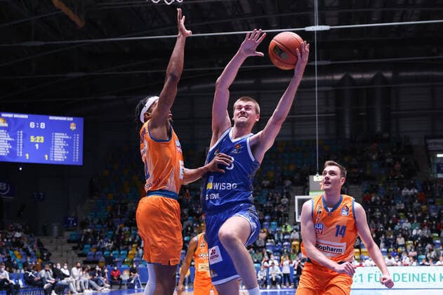 Fraport Skyliners ratiopharm Ulm, easyCredit BBL Matt Haarms Fraport Skyliners, 3 against Jaron Blossomgame Ulm, 4 Basketball match of the easyCredit BBL between the Fraport Skyliners and ratiopharm Ulm on 25 March 2022 at the Ballsporthalle in Frankfurt am Main , Frankfurt am Main Hesse Germany Ballsporthalle