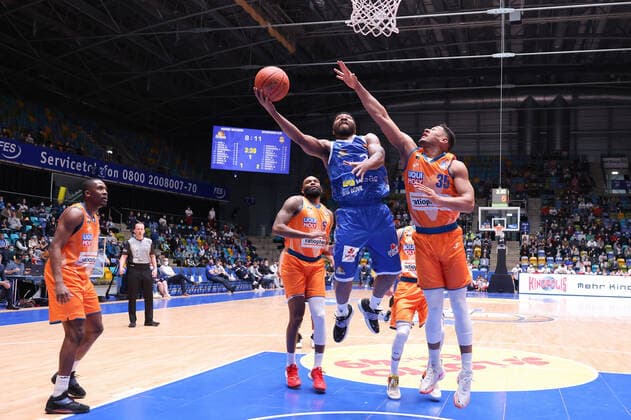 Fraport Skyliners ratiopharm Ulm, easyCredit BBL Quantez Robertson Fraport Skyliners, 23 vs Karim Jallow Ulm, 35 easyCredit BBL basketball match between Fraport Skyliners and ratiopharm Ulm on 25 March 2022 at Ballsporthalle in Frankfurt am Main , Frankfurt am Main Hesse Germany Ballsporthalle