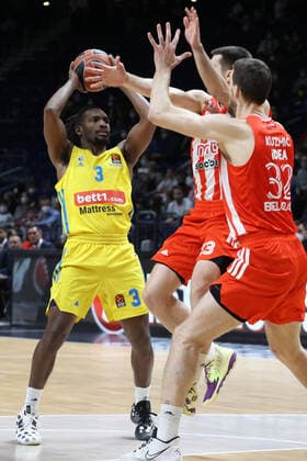 DEU, EuroLeague, ALBA vs Belgrade, 25 03 2022, Mercedes Benz Arena, Berlin, DEU, EuroLeague, ALBA vs Belgrade, in picture Jaleen Smith ALBA Berlin 3 , o Kuzmic Belgrade 32 , O Dobric Belgrade 13 Foto Juergen Engler nordphoto GmbH nordphotoxGmbHx xEngler nph00076