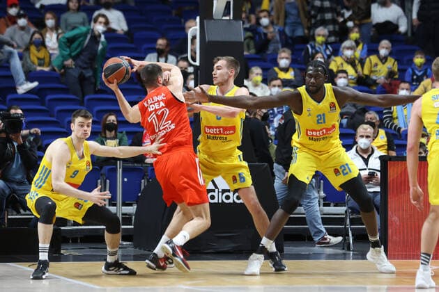 DEU, EuroLeague, ALBA vs Belgrade, 25 03 2022, Mercedes Benz Arena, Berlin, DEU, EuroLeague, ALBA vs Belgrade, in picture Jonas Mattisseck ALBA Berlin 9 , Malte Delow ALBA Berlin 6 , Christ Koumadje ALBA Berlin 21 , N Kalinic Belgrade 12 Foto Juergen Engler nordphoto GmbH nordphotoxGmbHx xEngler nph00076
