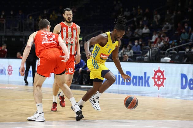 DEU, EuroLeague, ALBA vs Belgrade, 25 03 2022, Mercedes Benz Arena, Berlin, DEU, EuroLeague, ALBA vs Belgrade, in picture Jaleen Smith ALBA Berlin 3 , o Kuzmic Belgrade 32 , N Kalinic Belgrade 12 Foto Juergen Engler nordphoto GmbH nordphotoxGmbHx xEngler nph00076