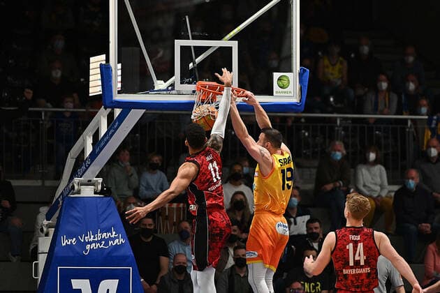 19 Domink Spohr of Phoenix Hagen with a dunk over Ferenc Gille of Bayer Giants Leverkusen Phoenix Hagen vs Bayer Giants Leverkusen, Basketball, 2 Bundesliga ProA, 2021 2022 season, 31 match day, 25 03 2022 Hagen. Copyright: xEibner-Pressfoto xAaronxBowserx 1268: EP_ABR