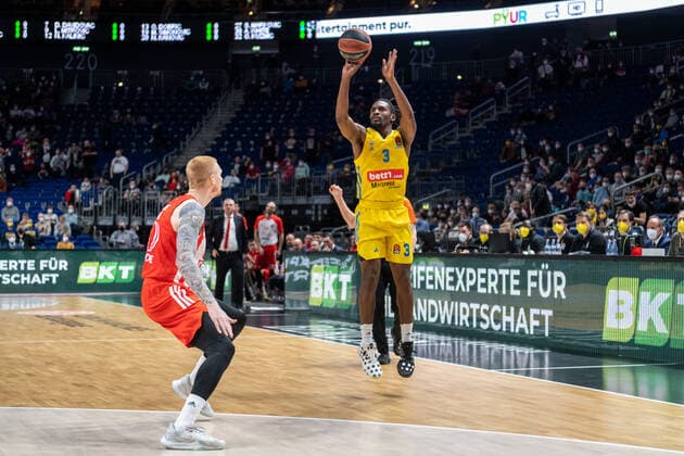 Basketball Berlin 25 03 2022 Euroleague Regular Season 2021 2022 Alba Berlin Crvena zvezda mts Belgrade Jaleen Smith Alba Berlin, No 03 Aaron White Belgrade, No 30