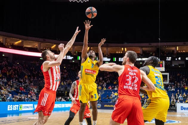 Basketball Berlin 25 03 2022 Euroleague Regular Season 2021 2022 Alba Berlin Crvena zvezda mts Belgrade Jaleen Smith Alba Berlin, No 03 Ognjen Dobric Belgrade, No 13