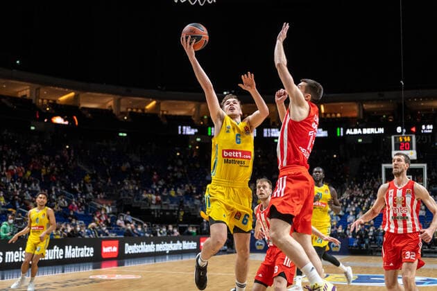 Basketball Berlin 25 03 2022 Euroleague Regular Season 2021 2022 Alba Berlin Crvena zvezda mts Belgrade Malte Delow Alba Berlin, No 06 Ognjen Dobric Belgrade, No 13