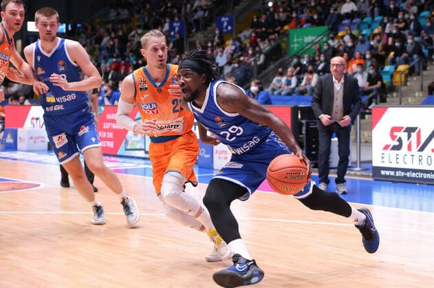 Fraport Skyliners ratiopharm Ulm, easyCredit BBL Will Cherry Fraport Skyliners, 29 passes Thomas Klepeisz Ulm, 22 Basketball match of the easyCredit BBL between Fraport Skyliners and ratiopharm Ulm on 25 March 2022 at the Ballsporthalle in Frankfurt am Main , Frankfurt am Main Hesse Germany Ballsporthalle