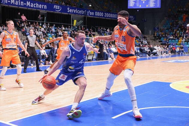 Fraport Skyliners ratiopharm Ulm, easyCredit BBL Marcel Ponitka Fraport Skyliners, 42 against Karim Jallow Ulm, 35 easyCredit BBL basketball match between Fraport Skyliners and ratiopharm Ulm on 25 March 2022 at Ballsporthalle in Frankfurt am Main , Frankfurt am Main Hesse Germany Ballsporthalle