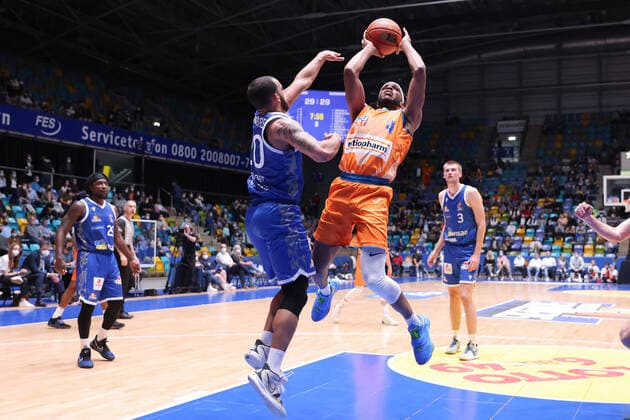 Fraport Skyliners ratiopharm Ulm, easyCredit BBL Jaron Blossomgame Ulm, 4 vs Rasheed Moore Fraport Skyliners, 20 easyCredit BBL basketball match between Fraport Skyliners and ratiopharm Ulm on March 25, 2022 at Ballsporthalle in Frankfurt am Main , Frankfurt am Main Hessen Germany Ballsporthalle